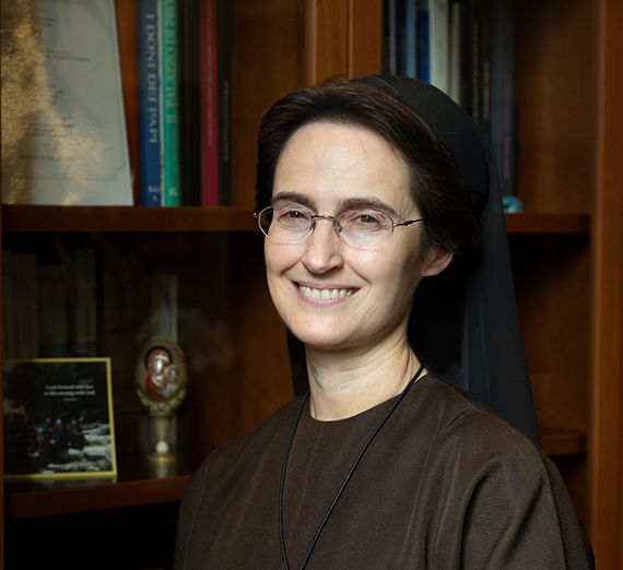 La présidente Katia Passerini se tient devant des fenêtres dans le centre Hemmingson